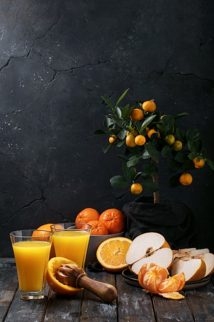 Suco de laranja servido com laranjas