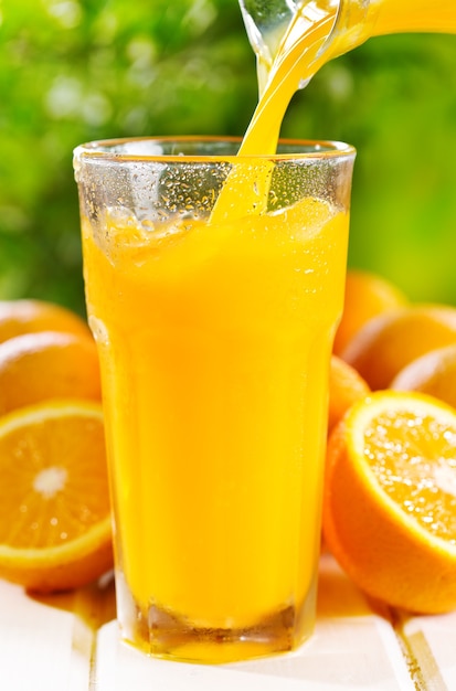 Suco de laranja servindo no copo