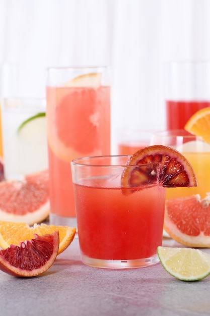 Suco de laranja siciliano fresco espremido na hora entre sucos cítricos desintoxicantes de laranja, toranja e limão
