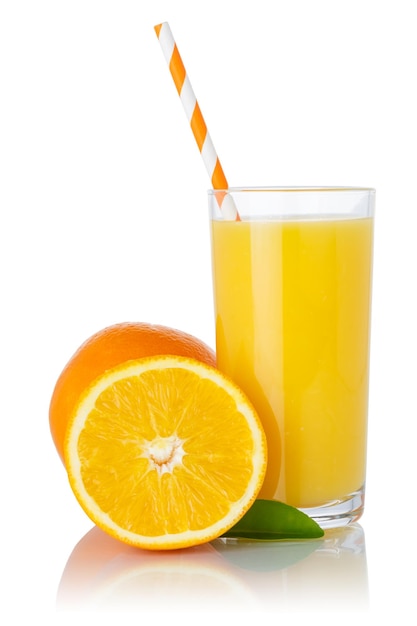 Suco de laranja smoothie fruta bebida palha laranjas em um copo isolado no branco