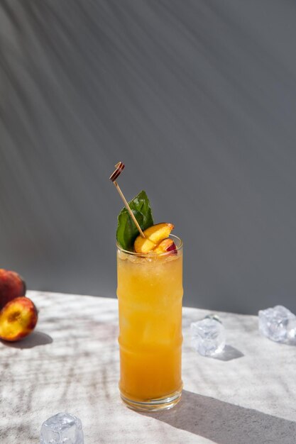 Suco de laranja Spritz Cocktail e fundo preto Cocktail de laranja com gelo e hortelã