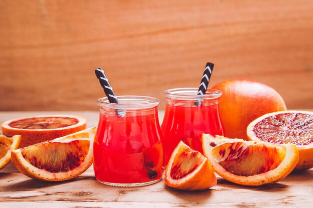 Suco de laranja. suco de laranja vermelho com fatia de laranja