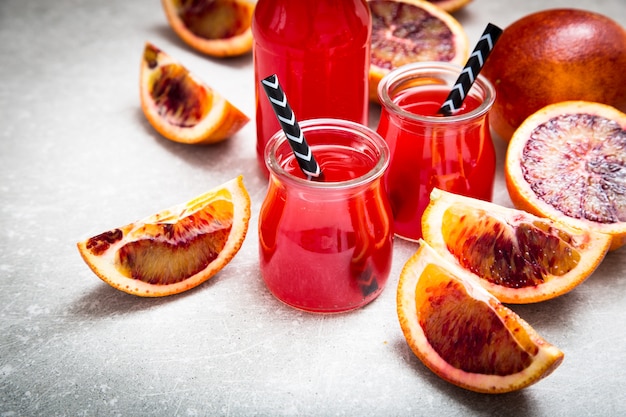 Suco de laranja. suco de laranja vermelho com fatia de laranja