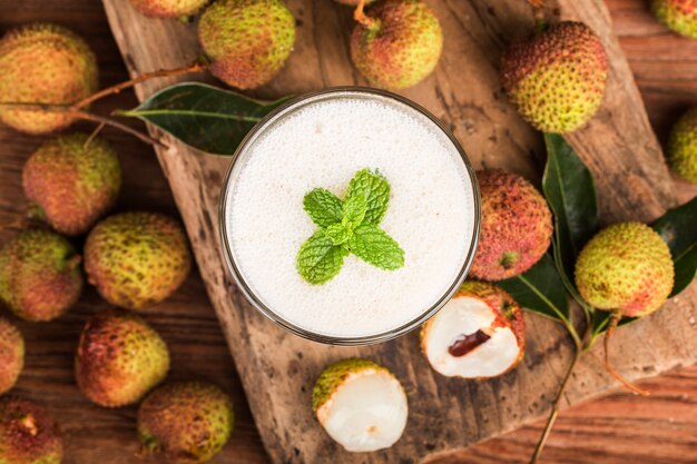 Suco de lichia fresco feito em fundo de madeira