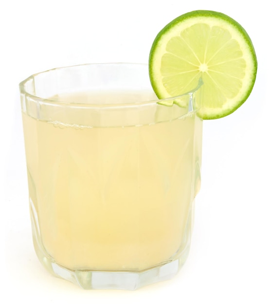 Suco de limão em um copo com frutas fatiadas sobre fundo branco