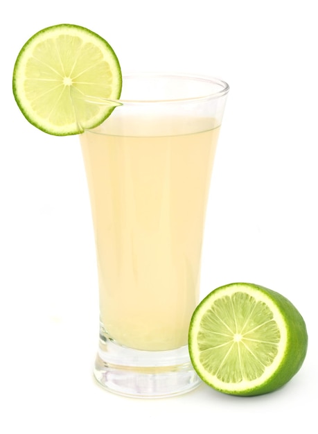 Suco de limão em um copo sobre fundo branco