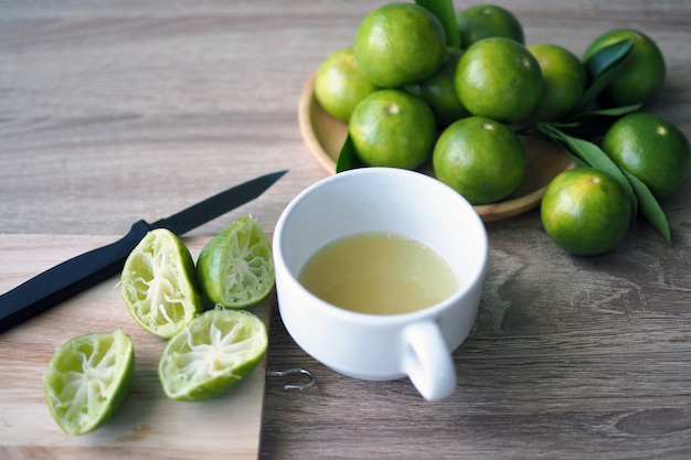 Suco de limão feito fresco no copo