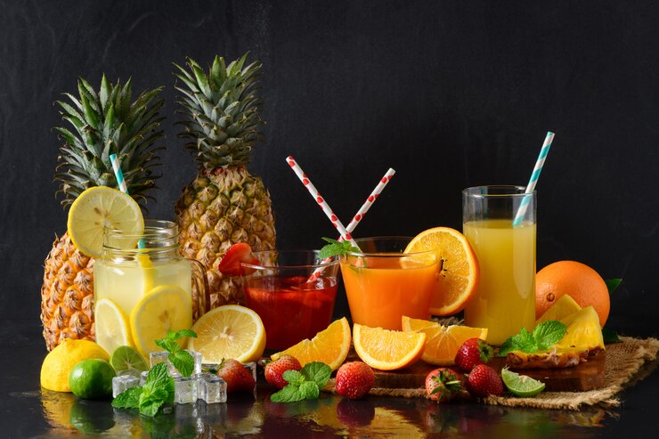 Foto suco de limão, laranja e morango em preto