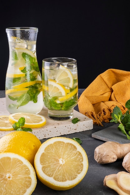 Suco de limão siciliano com água com sabor de gengibre e menta.