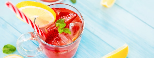 Suco de limonada morango refrescante colorido bebidas para o verão