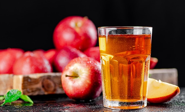 Suco de maçã caseiro fresco em um fundo preto