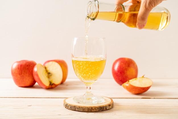 Suco de maçã com frutas de maçãs vermelhas