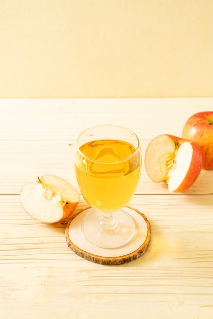 Suco de maçã com frutas de maçãs vermelhas