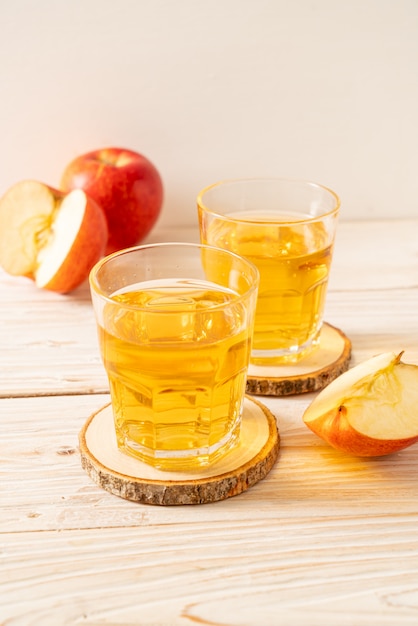 Suco de maçã com frutas de maçãs vermelhas