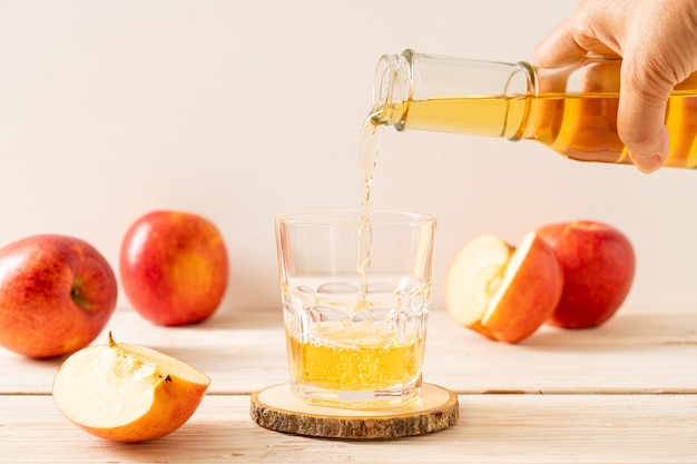 Suco de maçã com frutas de maçãs vermelhas