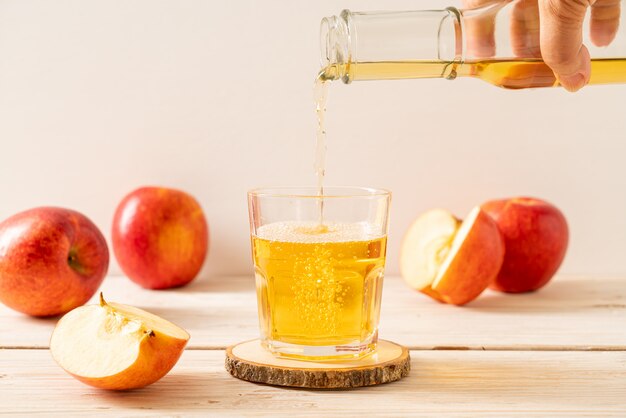 Suco de maçã com frutas de maçãs vermelhas