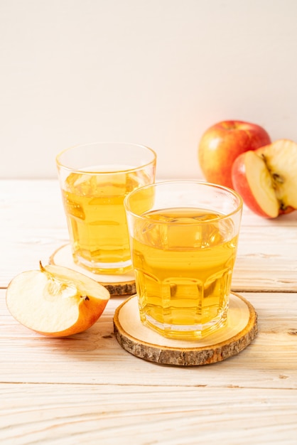 Suco de maçã com frutas de maçãs vermelhas