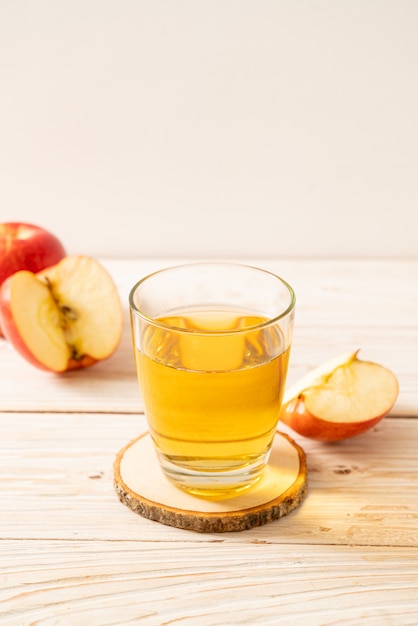 Suco de maçã com frutas de maçãs vermelhas