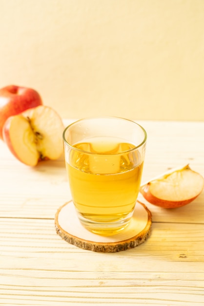 Suco de maçã com frutas de maçãs vermelhas