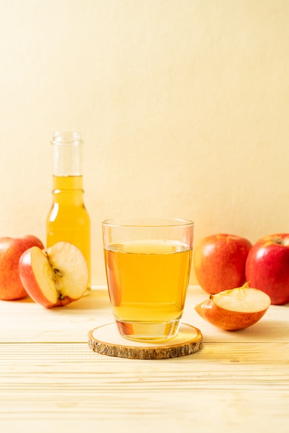 Suco de maçã com frutas de maçãs vermelhas