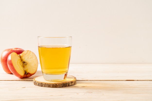 Suco de maçã com frutas de maçãs vermelhas