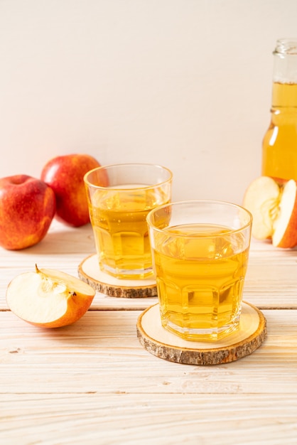 Suco de maçã com frutas de maçãs vermelhas