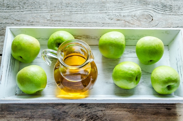 Suco de maçã com maçãs frescas