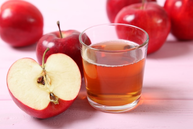 Suco de maçã de maçãs vermelhas na mesa