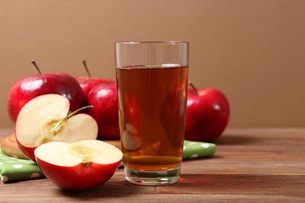 Suco de maçã de maçãs vermelhas na mesa