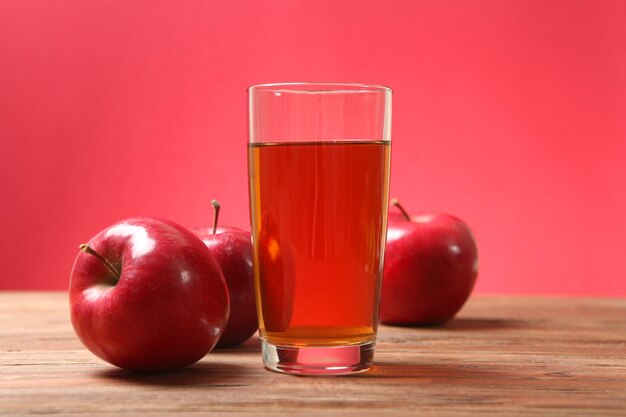 Suco de maçã de maçãs vermelhas na mesa