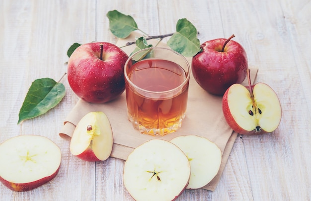 Suco de maçã em um copo