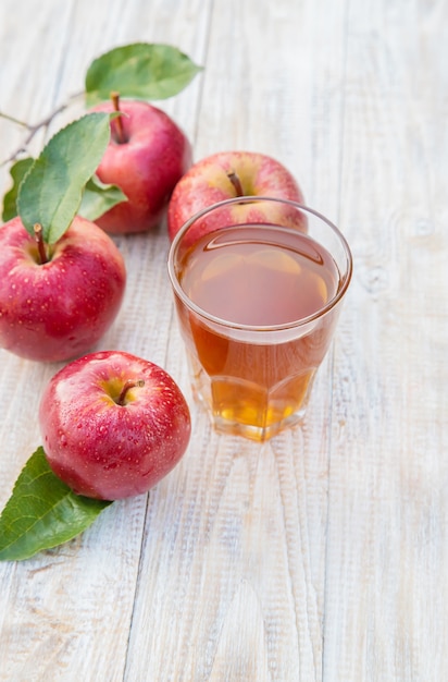 Suco de maçã em um copo