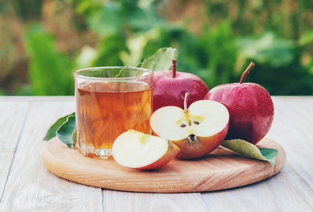 Suco de maçã em um copo