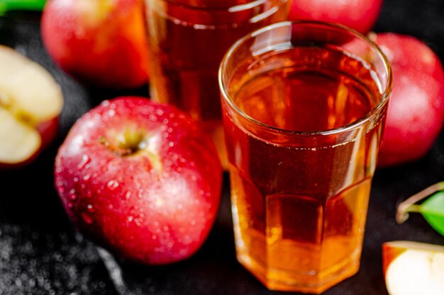 Suco de maçã em uma placa de pedra