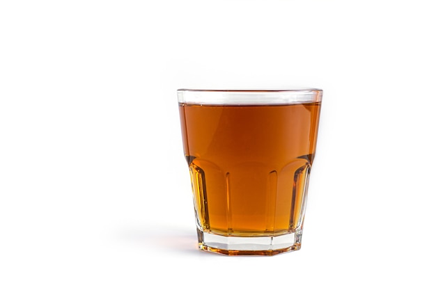 Suco de maçã em vidro isolado no branco.