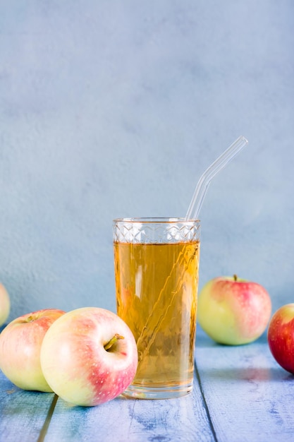 Suco de maçã fresco em um copo e frutas na mesa Bebidas caseiras Vista vertical