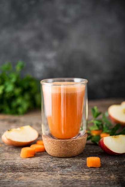 Suco de maçã natural e cenoura em um copo de vidro