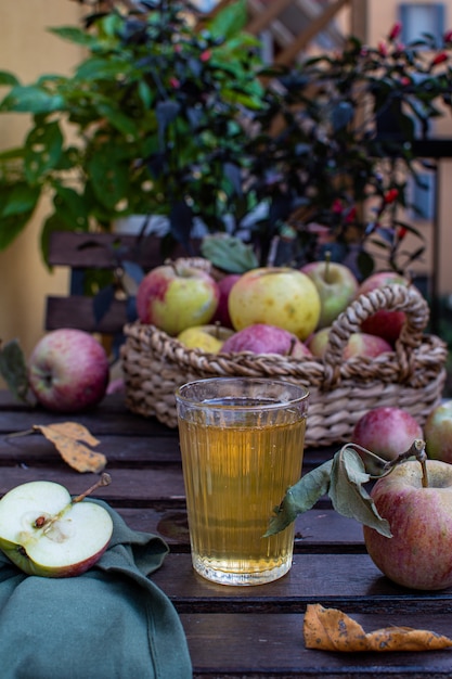 Suco de maçã orgânico com maçãs frescas maduras