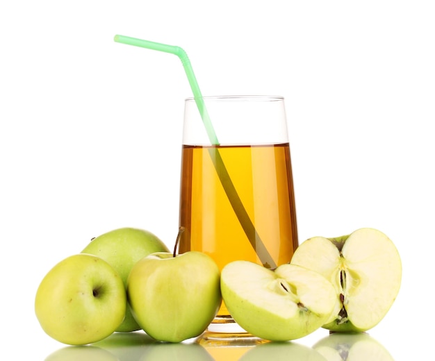 Foto suco de maçã útil com maçãs ao redor isoladas em branco