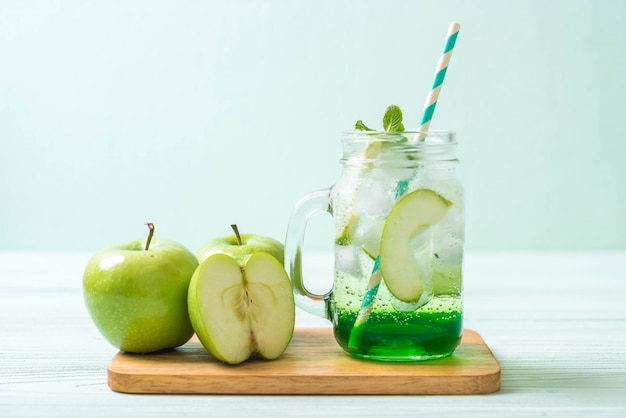 Suco de maçã verde com maçãs