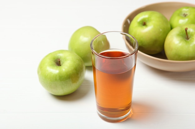 Suco de maçã verde na mesa