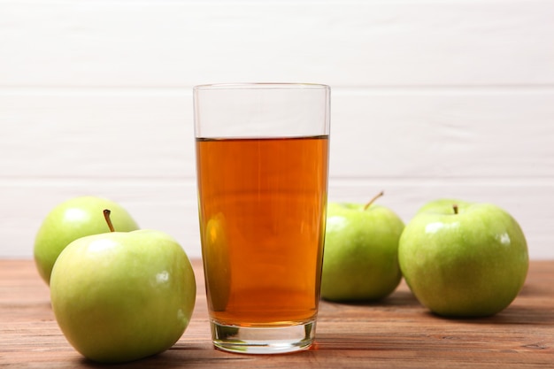 Suco de maçã verde na mesa