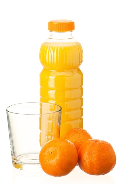 Suco de mandarina em garrafa de plástico e frutos de mandarina sobre fundo branco