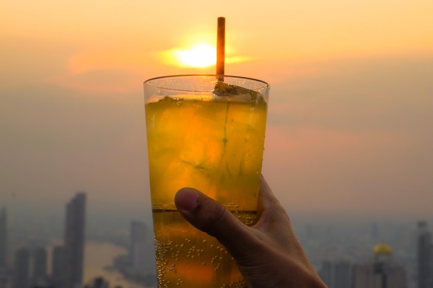 Suco de manga durante o pôr do sol em Bangkok