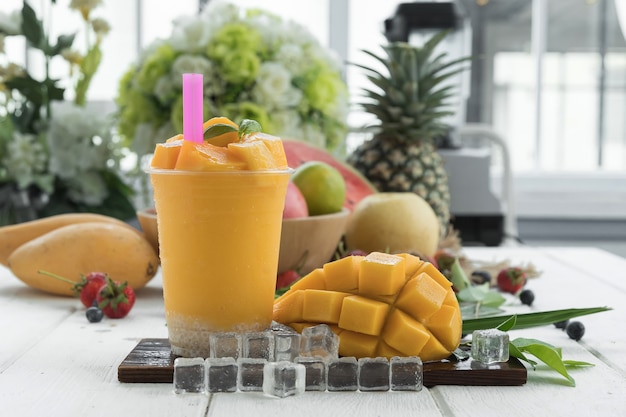 Suco de manga e manga na mesa de madeira