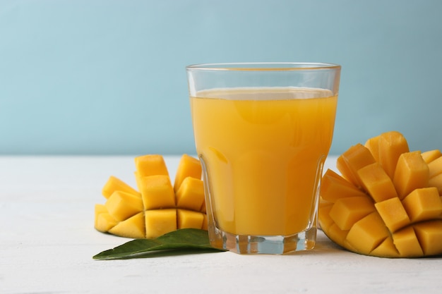 Suco de manga em um copo e fruta de manga