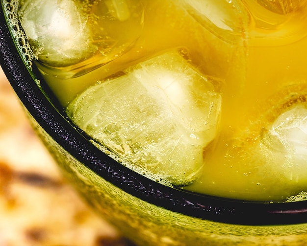 Suco de maracujá com cubos de gelo com vista de cima