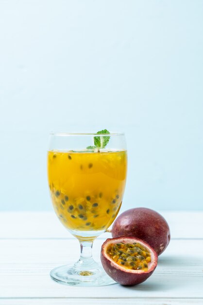 Suco de maracujá fresco e gelado