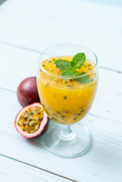 Suco de maracujá fresco e gelado