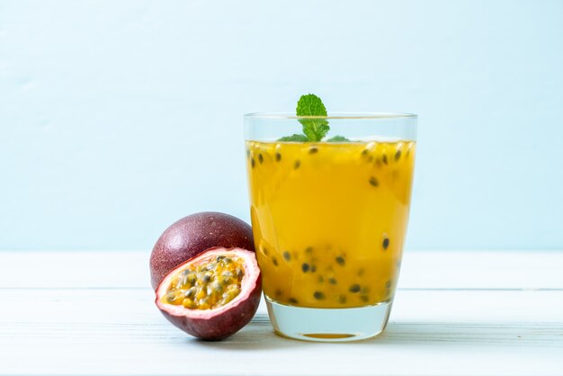 suco de maracujá fresco e gelado